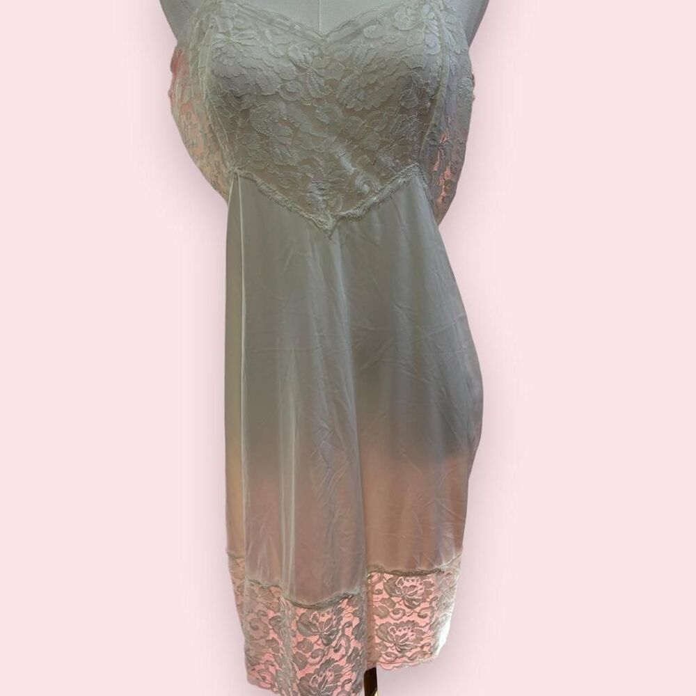 Vintage 60s/70s era Movie Star white lace full slip